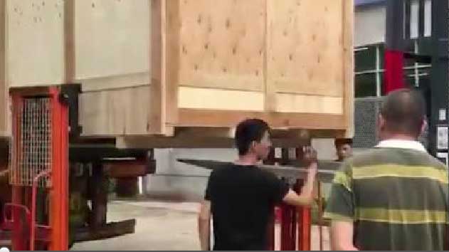 爆款uv打印機(jī)YD-F2513R5發(fā)往美國(guó)夏洛特